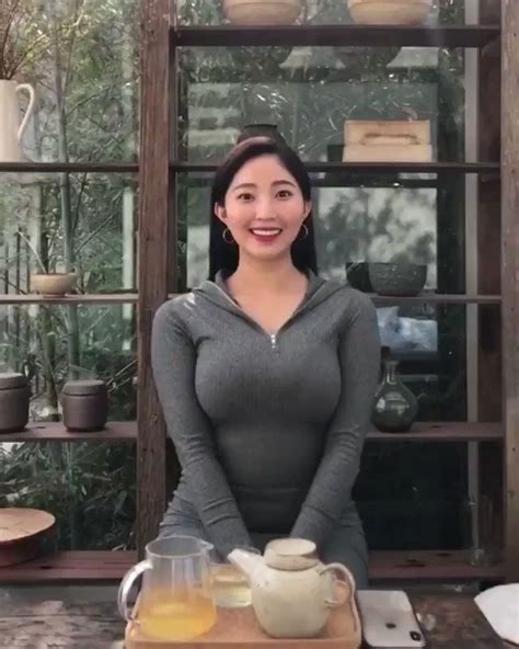 韓国人 巨乳|スタイル抜群 韓国人美女が踊る 巨乳